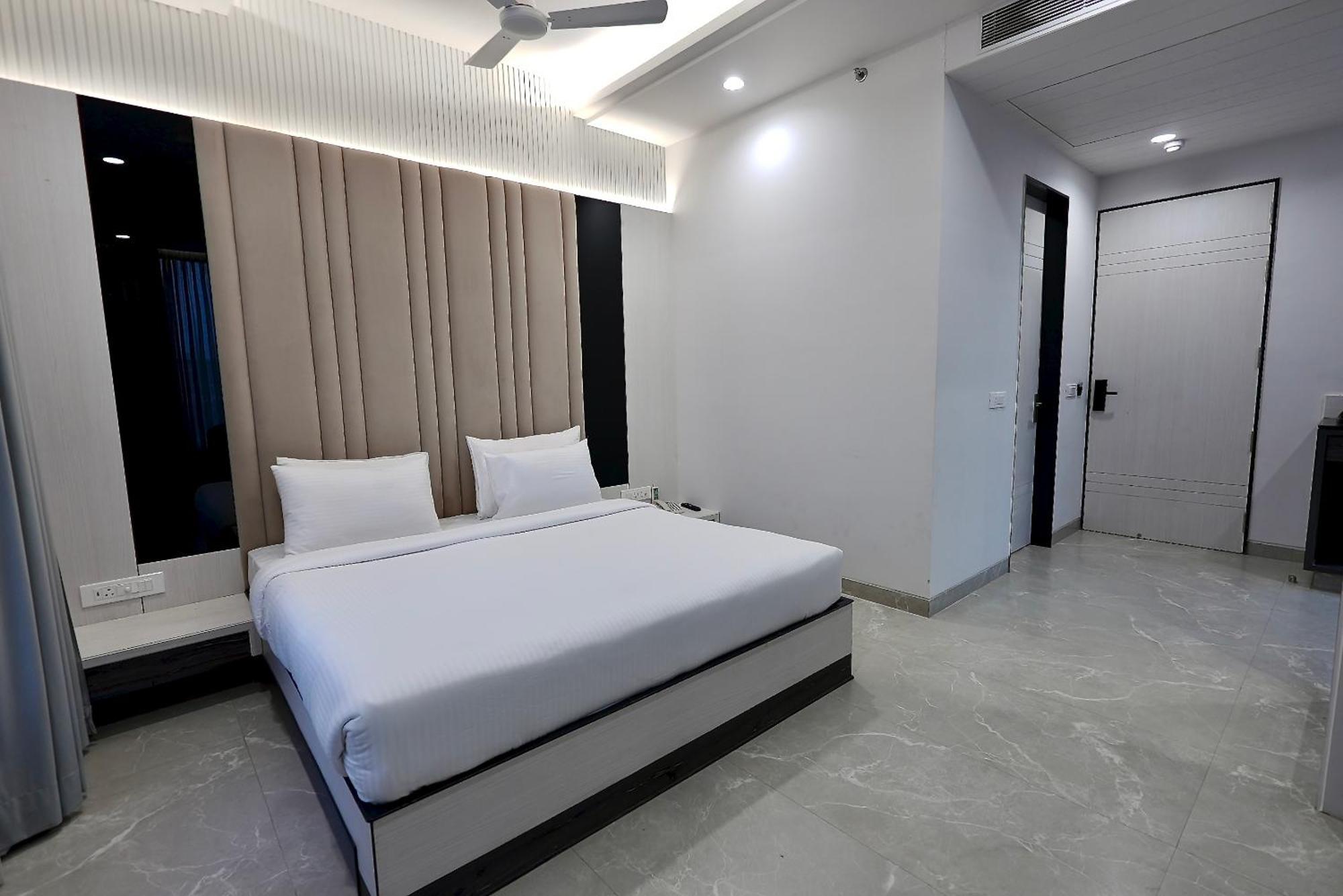 Hotel Elinor By Dazzling Hotels & Resorts Agra  Εξωτερικό φωτογραφία