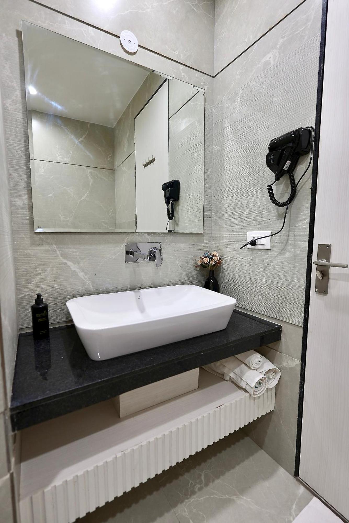 Hotel Elinor By Dazzling Hotels & Resorts Agra  Εξωτερικό φωτογραφία