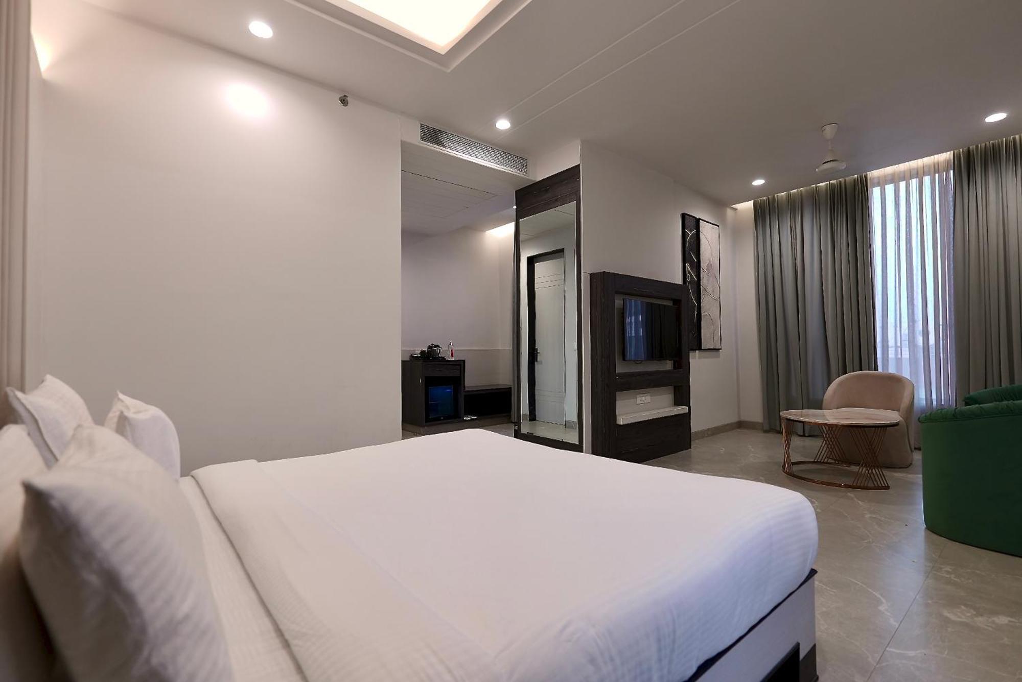 Hotel Elinor By Dazzling Hotels & Resorts Agra  Εξωτερικό φωτογραφία