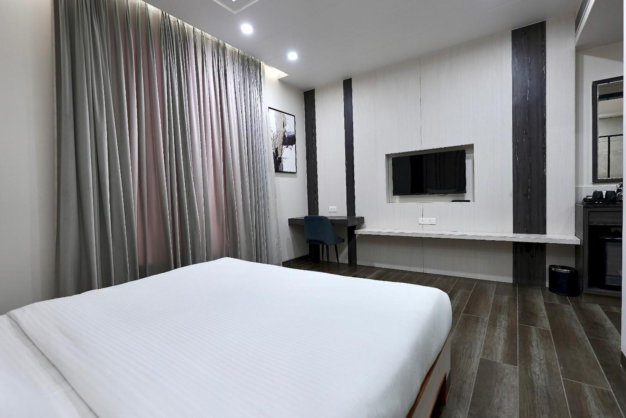 Hotel Elinor By Dazzling Hotels & Resorts Agra  Εξωτερικό φωτογραφία