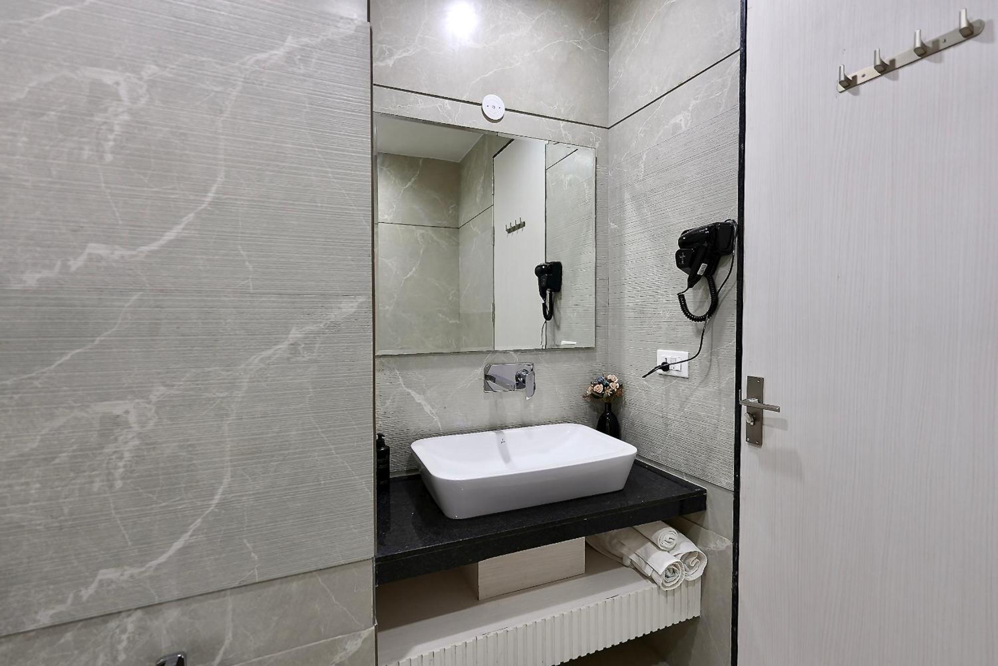 Hotel Elinor By Dazzling Hotels & Resorts Agra  Εξωτερικό φωτογραφία